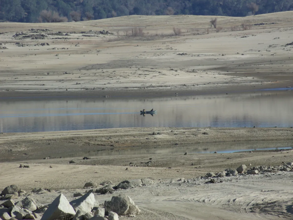 A small motorboat underway on the open water of Folsom Lake